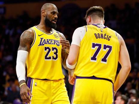 לברון ג`יימס ולוקה דונצ`יץ`. הווה או עתיד? (GETTY)