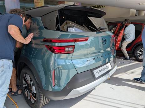 בשלב זה עם מנוע 1.2 ליטר מיקרו-היברידי. בשנה הבאה גם חשמלי