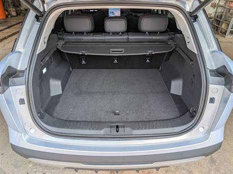 הפעם הנייר מטעה. תא המטען של הג`אקו 7 פחות מוצלח משל ה-MG