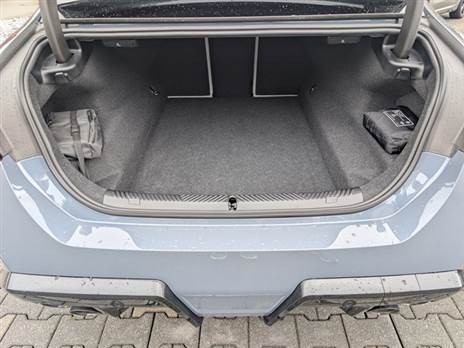 54 ליטר פחות מגרסת הפלאג-אין הרגילה, נו, בכל זאת יש פה שתי יציאות אגזוז כפולות, ועדיין יש פה מספיק מקום