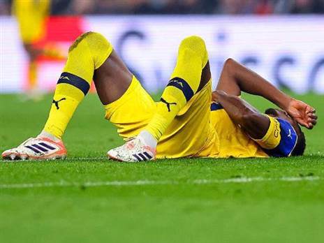 מוחמד עלי קמארה על הדשא בווילה פארק (GETTY)