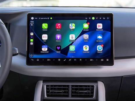 מסך “12.8 בשפה העברית, כולל קישוריות לנייד, OTA ותפעול קולי בעברית