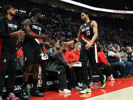 הספסל של פורטלנד. לא מספיק טוב (Alika Jenner/Getty Images)