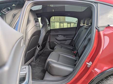 מאוד מרווח פה ביחס ל-6 בנזין הוותיקה, אבל המושב מוטה בזווית שלא נוחה לאורך זמן