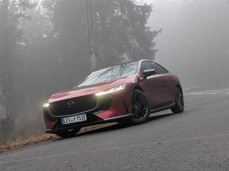 הביצועים לא מסעירים, גם לא במצב SPORT, וציפינו ליותר מרכב הנעה אחורית עם סמל מאזדה בחזית