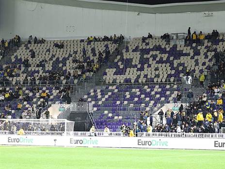 יציעים ריקים בבלומפילד (אלן שיבר)