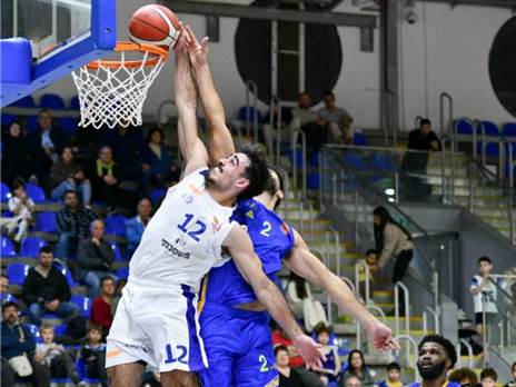 עמית מנחם בדרך לדאנק (חמי קדוסי, מכבי רחובות)