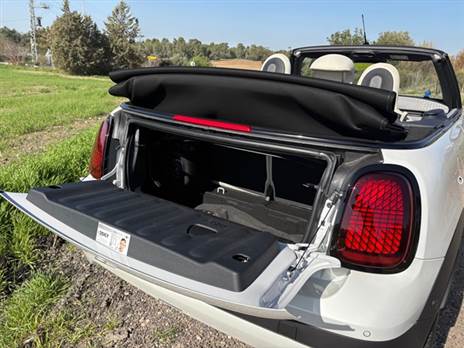 תא המטען נראה גדול יותר מ-160 ליטר. בכל מקרה, לא עם הרכב הזה תעברו דירה