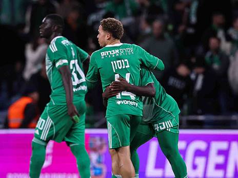 מנואל בנסון וסדריק דון חוגגים. הרכש הירוק סיפק קבלות (מאור אלקסלסי)