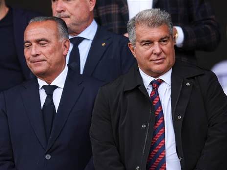 רפא יוסטה לצידו של ז׳ואן לאפורטה. ימלא את מקומו זמנית (GETTY)