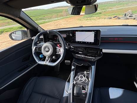 אווירה ספורטיבית גם בתא הנוסעים. ויש כמה מוזרויות בהנדסת האנוש