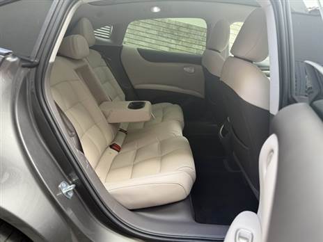 למרות שהיא מכונית מנהלים, המרווח מאחור לא מרשים במיוחד