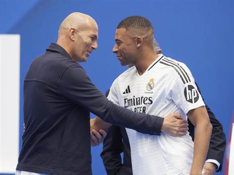 גם האיידול של אמבפה יודע שיש בעיה (Photo by Manu Reino/DeFodi Images/DeFodi via Getty Images)