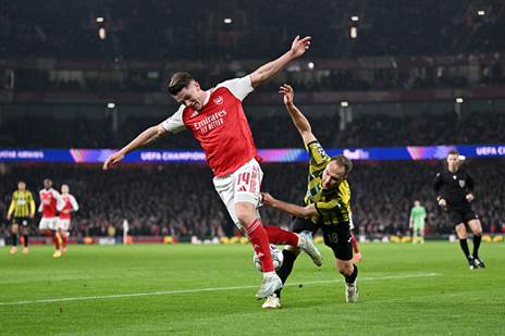 חסר פחד. דן גלזר מול ויקטור יוקרש (David Price/Arsenal FC via Getty Images)
