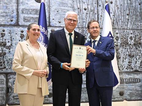 שחר מקבל את הפרס מהנשיא הרצוג (צילום: ראובן כהן, מכבי חיפה)