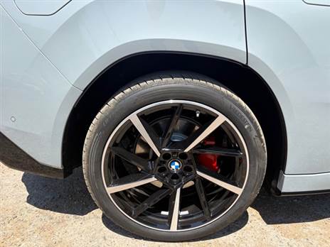 מגרסת ה-M-Sport יש בלמים תואמים וקליפרים בצבע אדום