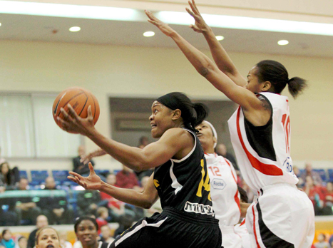 רמלה קרובה לגמר. ריד לא מצליחה לעצור את בירד (אלן שיבר)