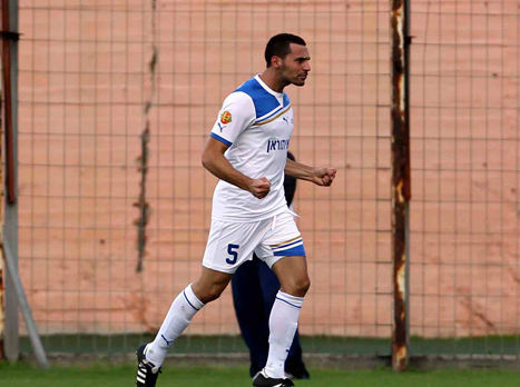 פתח לצד שחקני הספסל. שיר צדק