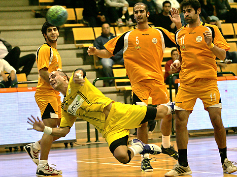 חליפי מול שחקני נס ציונה. מכבי עדיין מושלמת (צילום: באדיבות דוד פליגל איגוד הכדוריד)