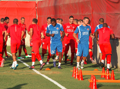 אולי מישהו ירשים את האנגלים? שחקני הפועל ת"א (אלן שיבר)