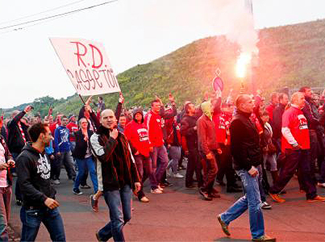 מחאת אוהדי ליאז'. בשלט נכתב: "דושאטלה, לא תצליח להפיל את סטנדרד"