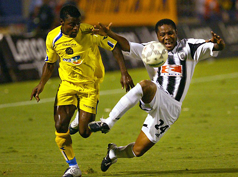 אישמעיל אדו מול פאוק. זכרון טוב (AFP)