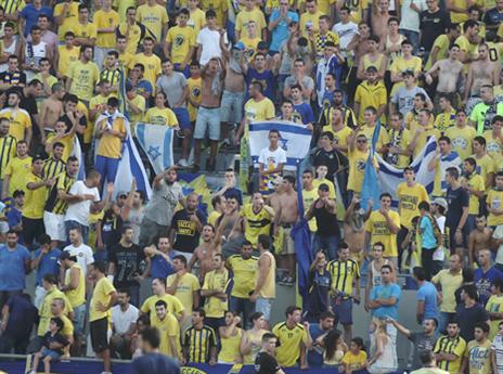 קיבלו כרטיס צהוב. אוהדי מכבי (אלן שיבר)