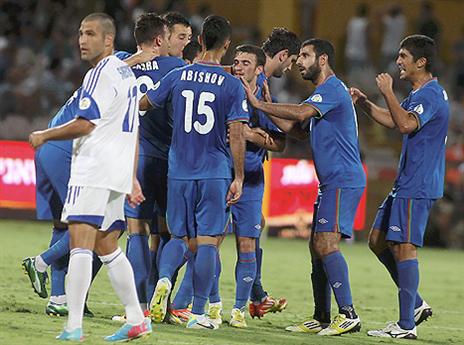 האזרים חוגגים על חשבוננו (אל שיבר)