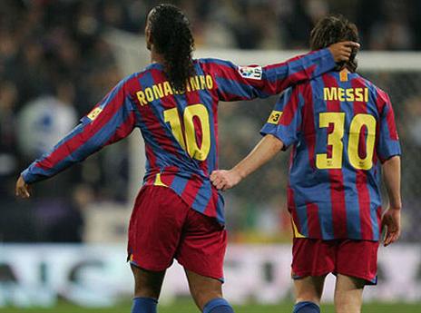 בתחילת דרכו. מסי עם רונאלדיניו (GETTYIMAGES)