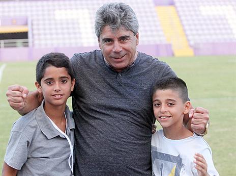 פרוספר אזגי יכול למרוח חיוך גדול (דאבל פס)