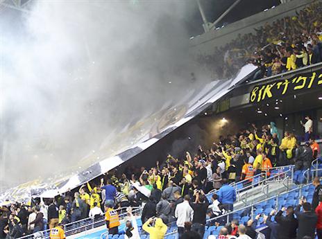 עשן באצטדיון. מיותר (אלן שיבר)