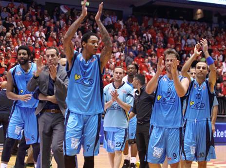 מרחק ניצחון מהנפה (אלן שיבר)