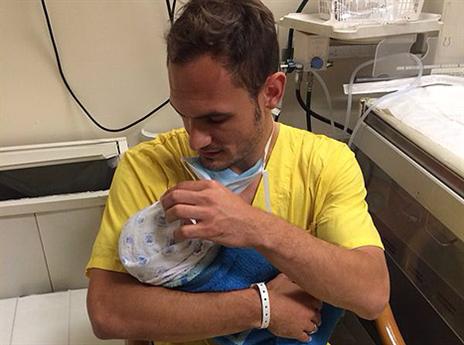 מה זה כדורגל לעומת מה שרואים בתמונה? קרלוס והבת החדשה (האתר הרשמי)