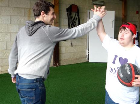 התחבר לארגון. גלעד שליט (צילום: ארגון "שלוה")