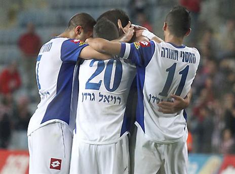 התאגדו נגד המועדון. שחקני מכבי פ"ת (אלן שיבר)