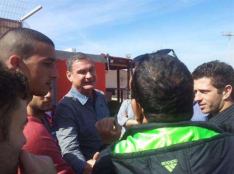 חייב לאוהדים הסברים. רמון