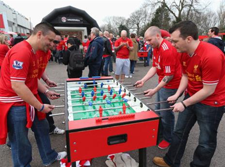 אוהדי ליברפול מתחממים לפני המשחק (gettyimages)