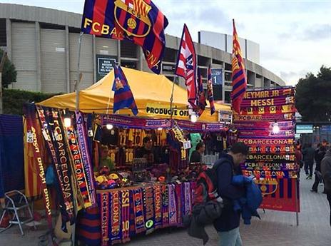 ומחוץ לקאמפ נואו עושים כסף ממרצ'נדייז (gettyimages)