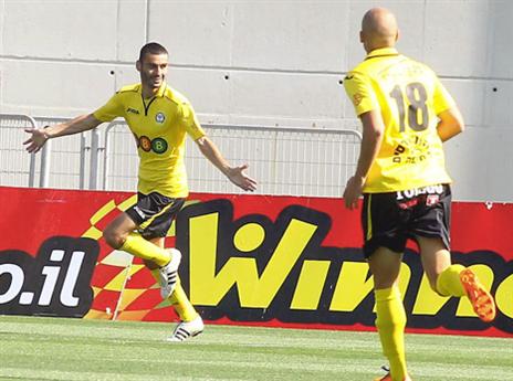 שער כבר בדקה השניה. שריקי (אלן שיבר)