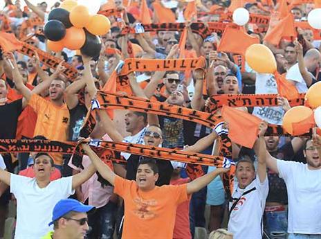 שלטו ביציעים. אוהדי בני יהודה 0אלן שיבר)