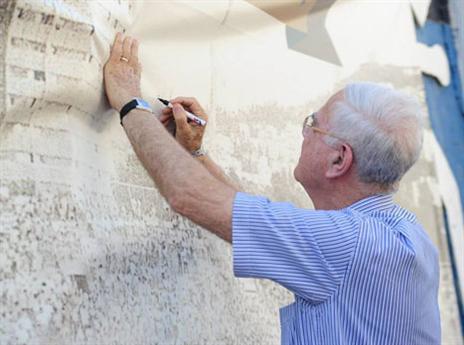 שחר אומר שלום למגרש הביתי שלו (האתר הרשמי)