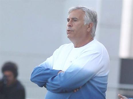 משקיע הרבה מרץ בחיפושים. מזרחי (אלן שיבר)