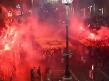 טירוף בדואומו. צפו באוהדי מכבי משתוללים עם אבוקות