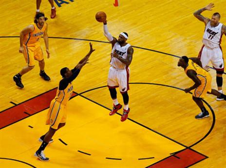 לברון חגג את אליפות המזרח בפעם הרביעית ברצף (GETTYIMAGES)