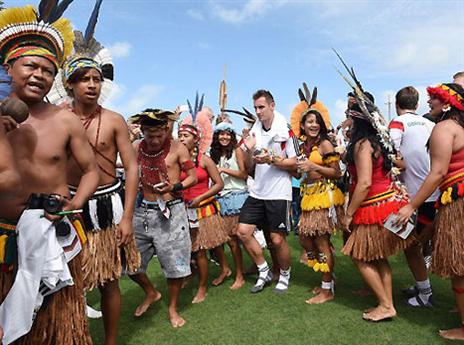 קלוזה רוקד במרכז המעגל. יביא מזל? (gettyimages)
