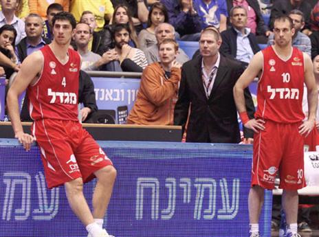 כך אליהו והלפרין נראו במשחק הראשון בנוקיה (צילום: אלן שיבר)