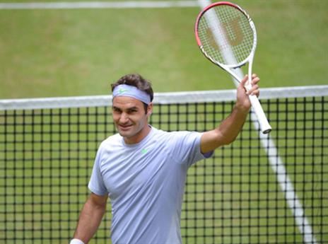 בפוזה הרגילה שלו הדשא. פדרר (gettyimages)