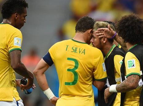 התמונה שמשגעת את ברזיל: השחקנים מתייעצים עם הספסל