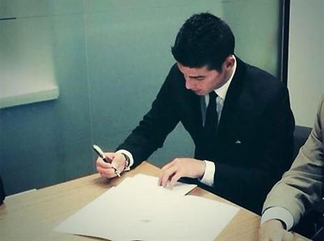 חאמס במעמד החתימה (GETTYIMAGES)