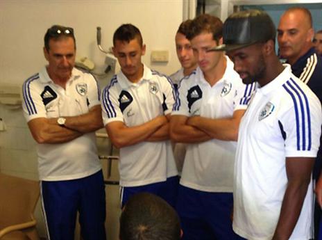 שחקני הצעירה בביקור פצועים (צילום: ההתאחדות לכדורגל)